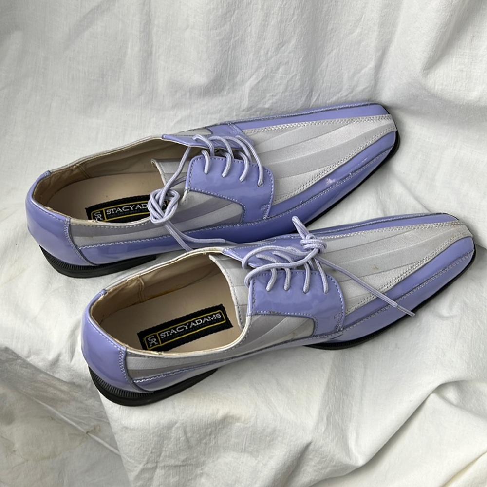 Men’s Size 13 two tone lavender tie shoes.